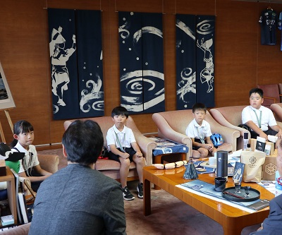 面会 徳島市不動小学校 児童4名、長倉 健治郎 (一社)徳島県交通安全協会会長 他(第57回交通安全こども自転車全国大会出場)の画像03