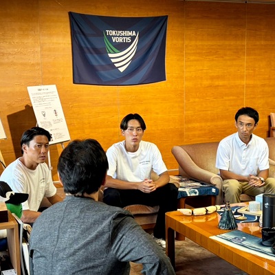 面会 徳島ヴォルティス(株) 岩尾 憲 選手、青木駿人 選手、石井秀典 クラブコミュニケーションオフィサー 他の画像03