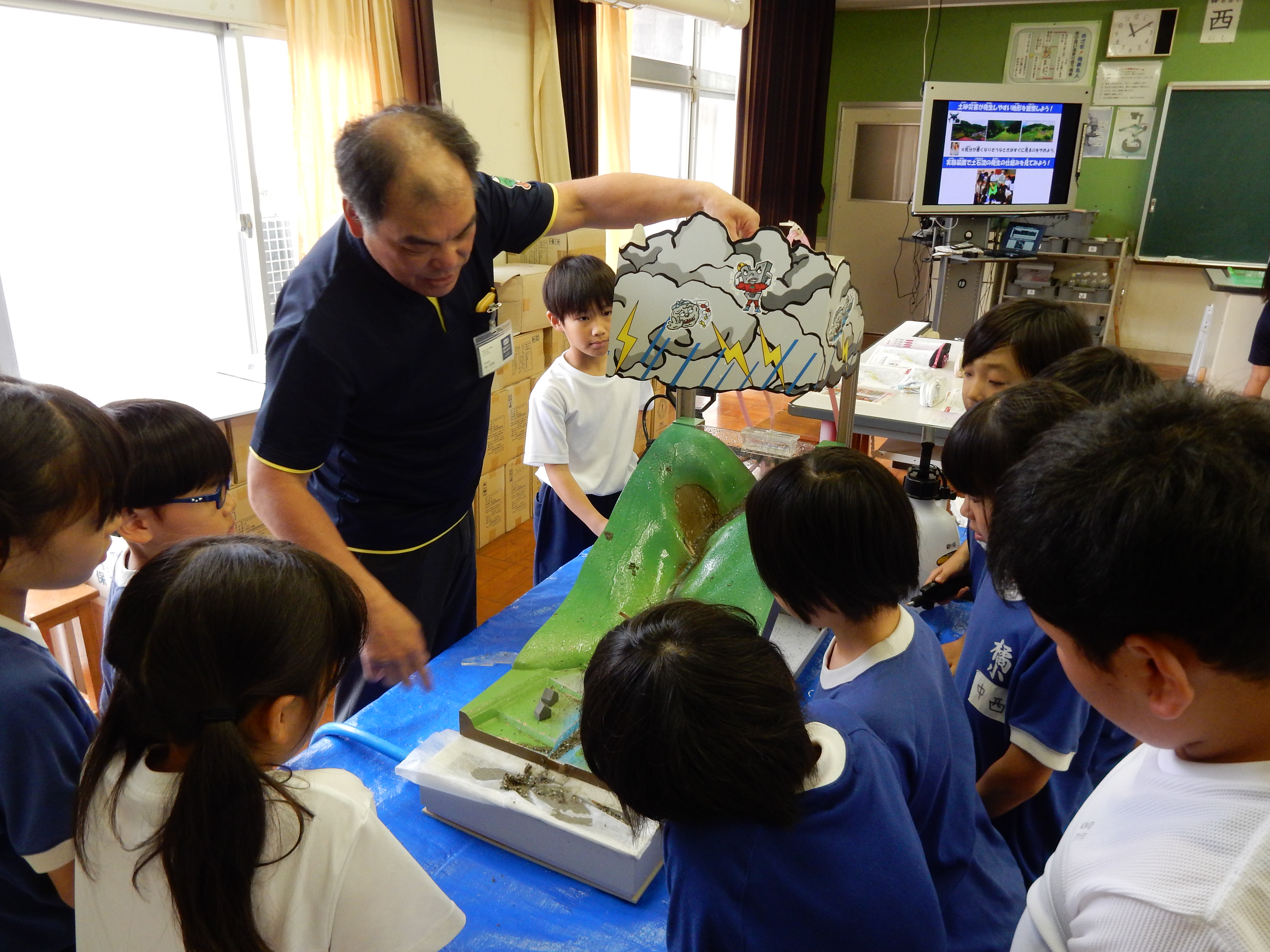 3・4年生の模型実験で土砂災害の発生の様子や対策工事について学習