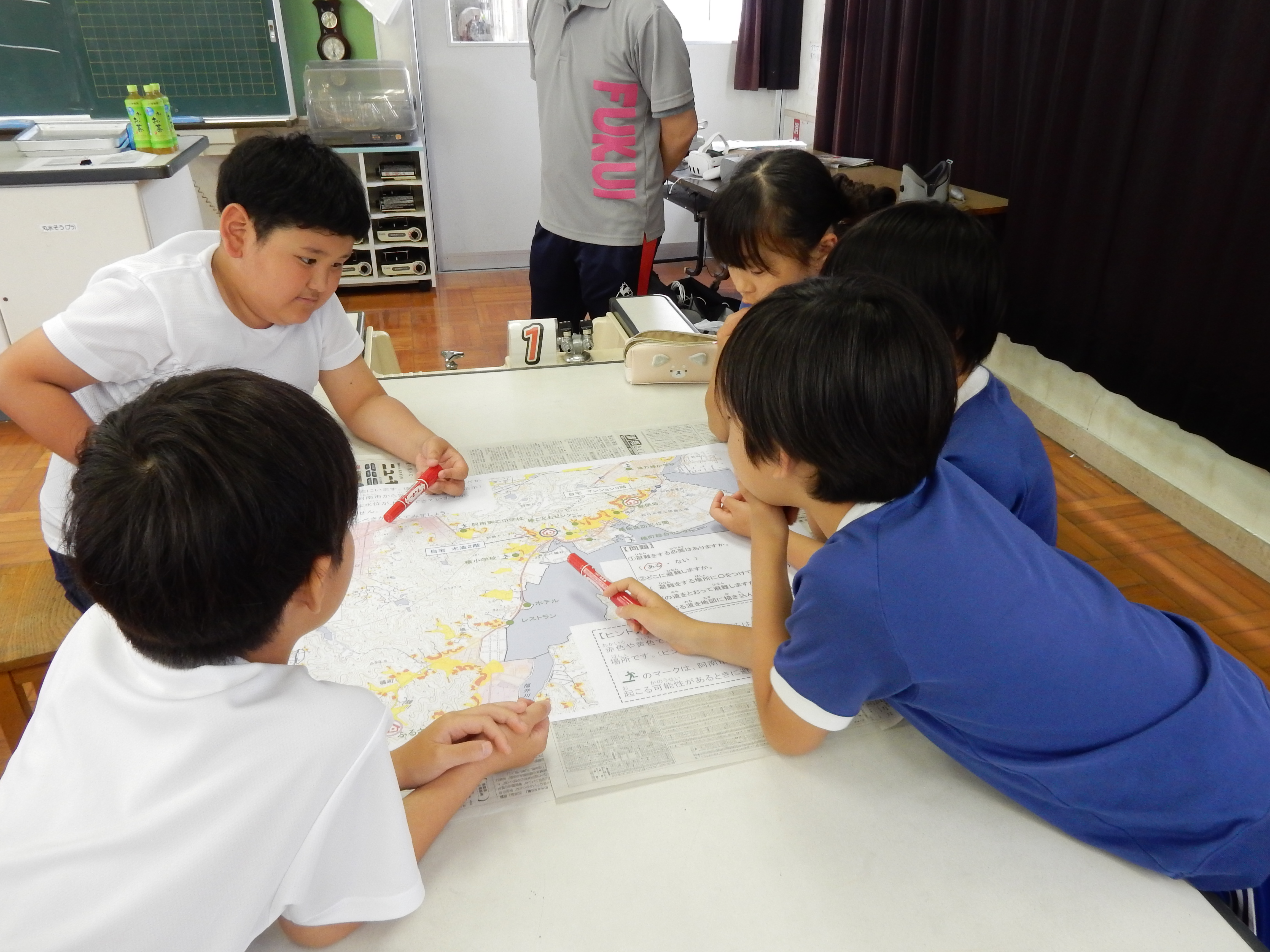 3・4年生のハザードマップを使ってグループで避難の方法を学習
