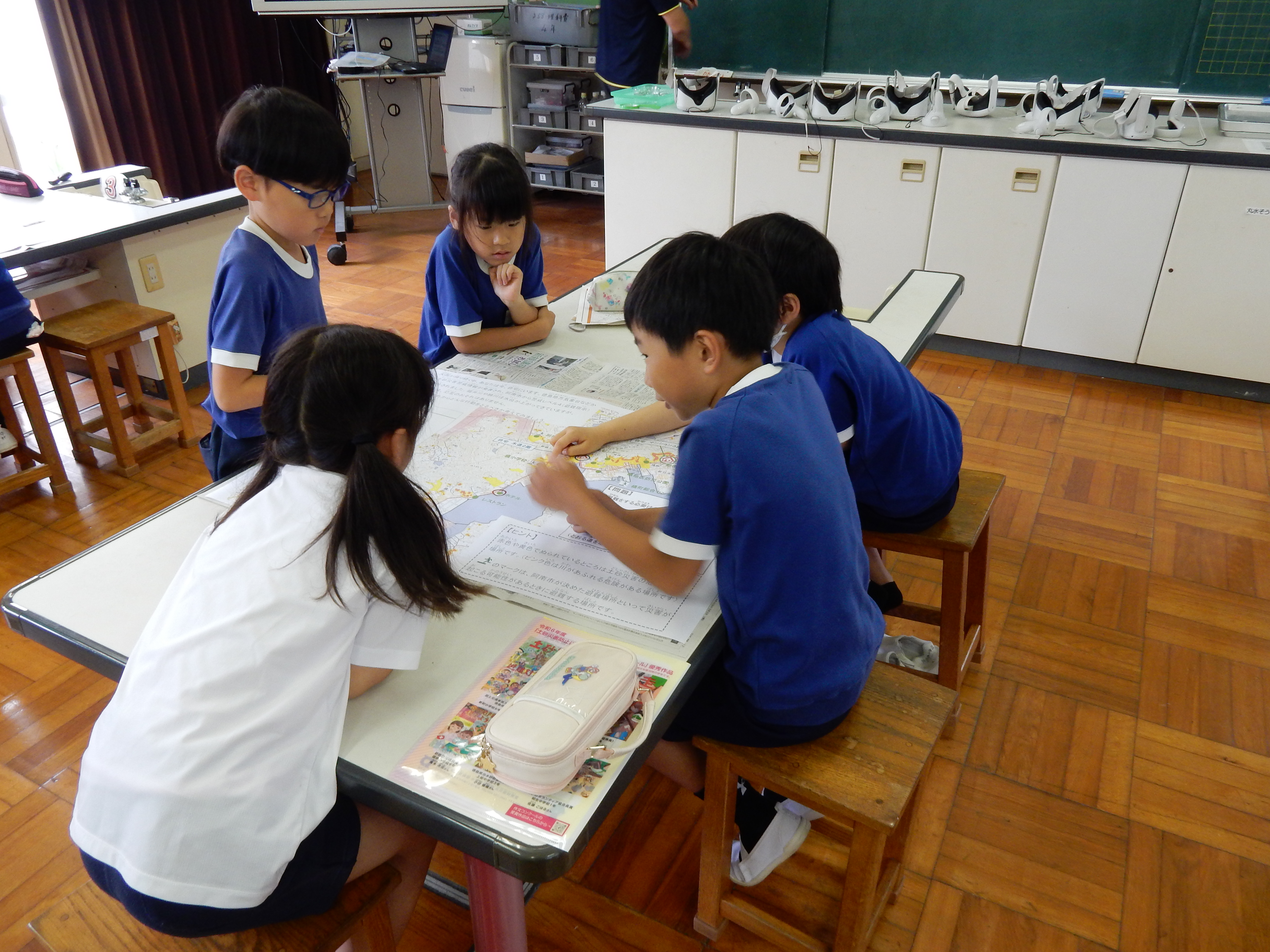 3・4年生のハザードマップを使ってグループで避難の方法を学習
