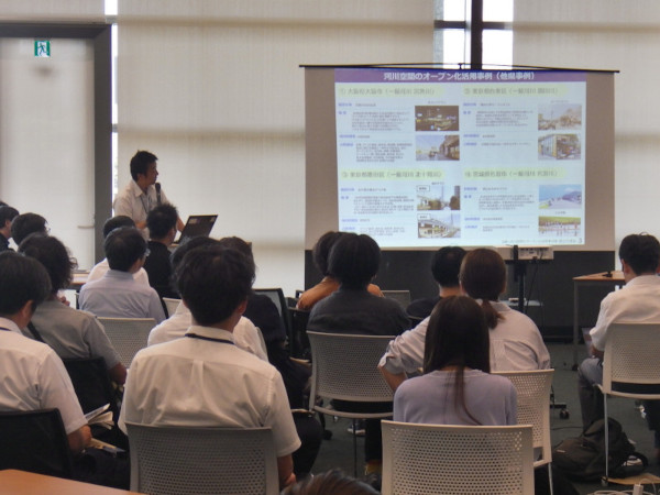 新町川の取組概要をプロジェクターに説明資料を映して説明している様子