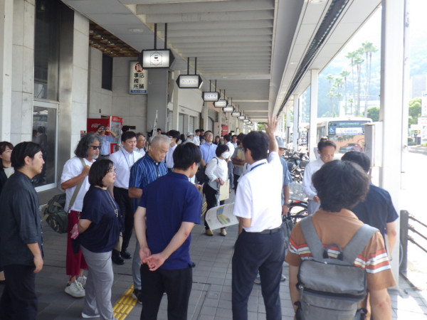 新町橋通りの現地を散策している様子