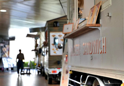 キッチンカーが並んでいる写真