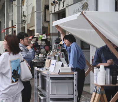ポンヌフマーケットで、コーヒースタンドでお客さんと店員さんがやりとりしている写真。