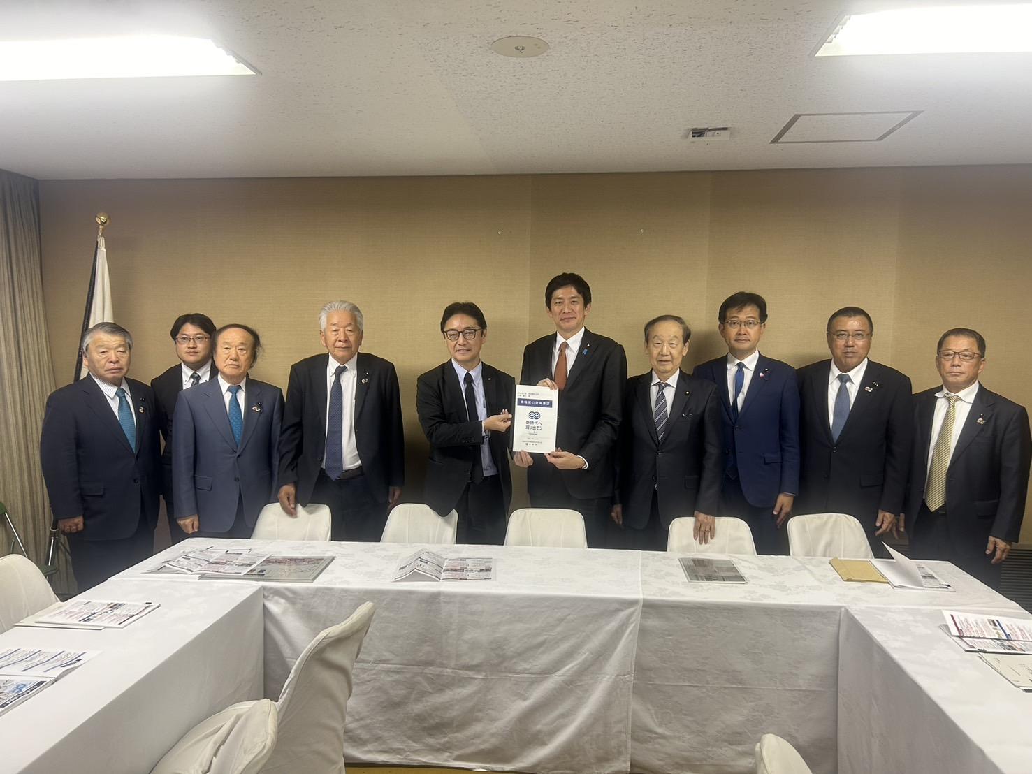 小林 自由民主党政務調査会長と県議会議員