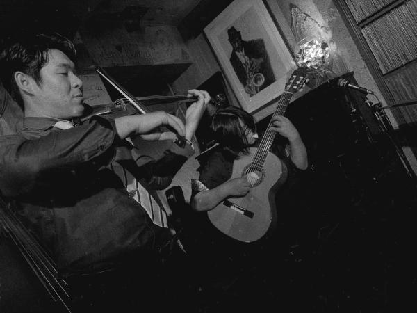 NuagesBleu（ヴァイオリン・ギター）が演奏している様子