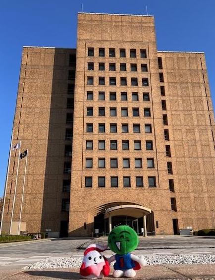 徳島県庁とすだちくんとギュッとちゃん