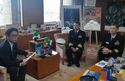 面会 古賀 裕 海上自衛隊徳島教育航空群司令 1等海佐 他の画像02