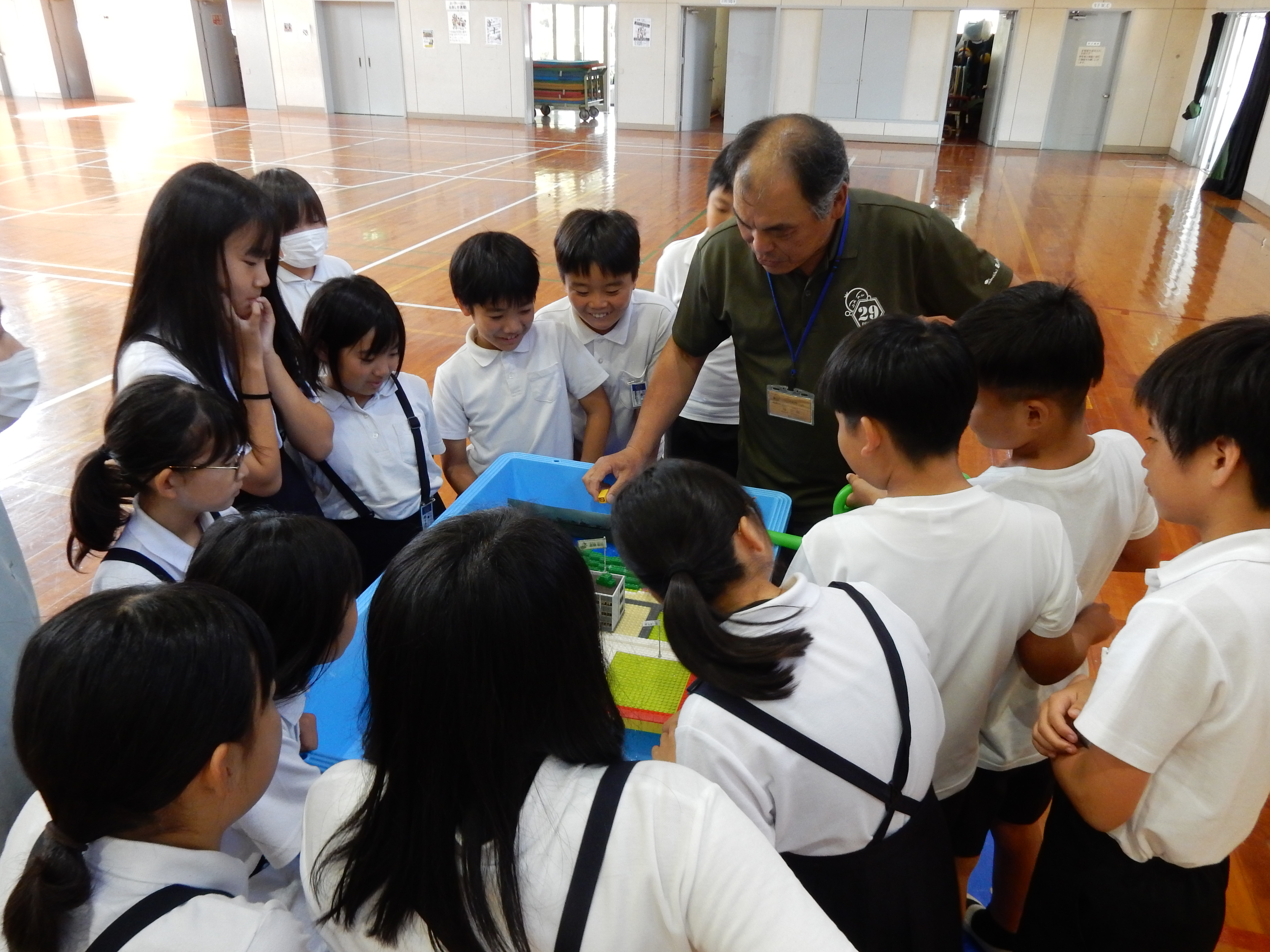 模型を使用して、外水氾濫や内水氾濫の様子を観察、避難の際の注意点を学習