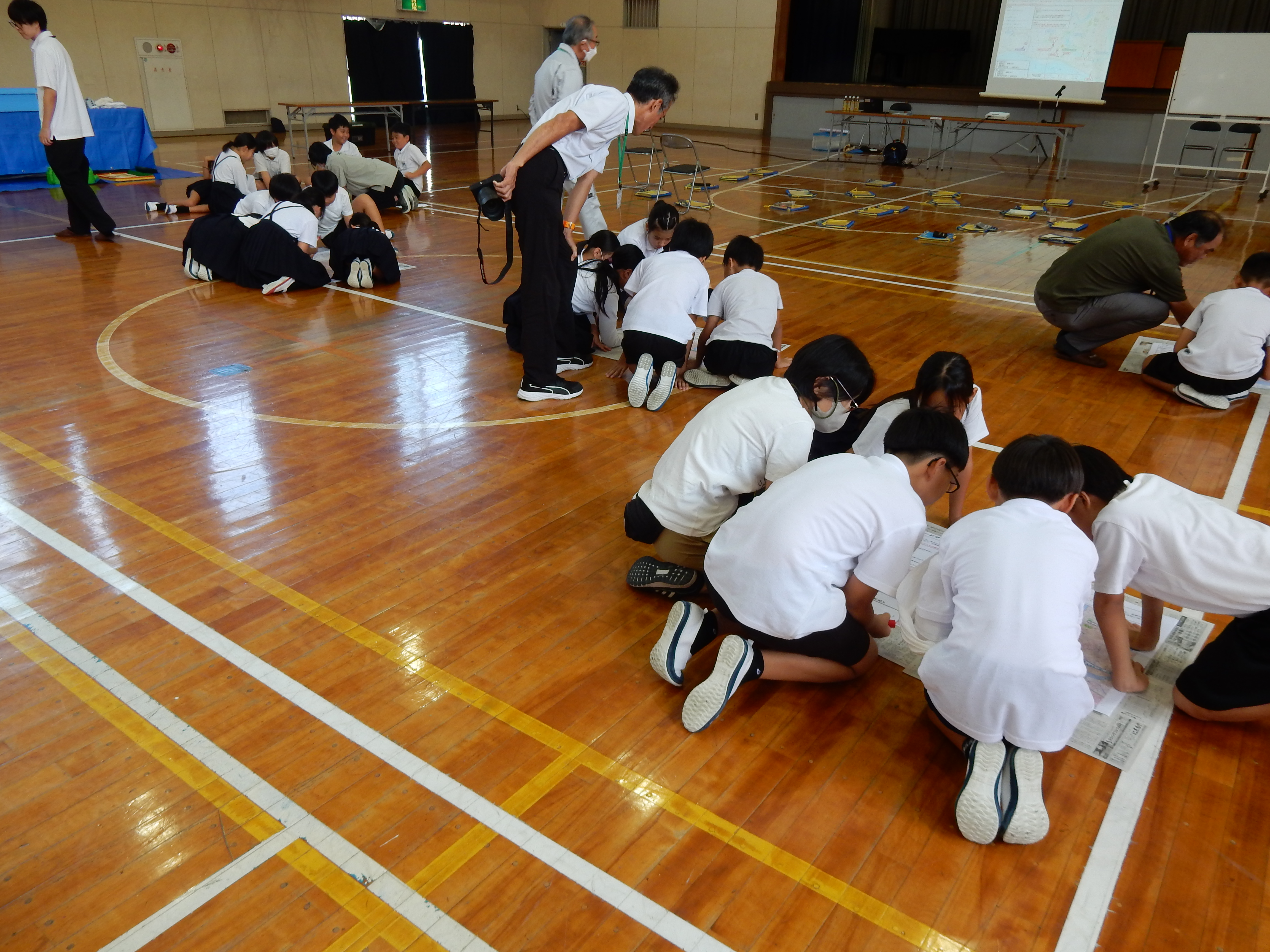 避難場所や避難経路を考えるハザードマップ演習を、グループで実施