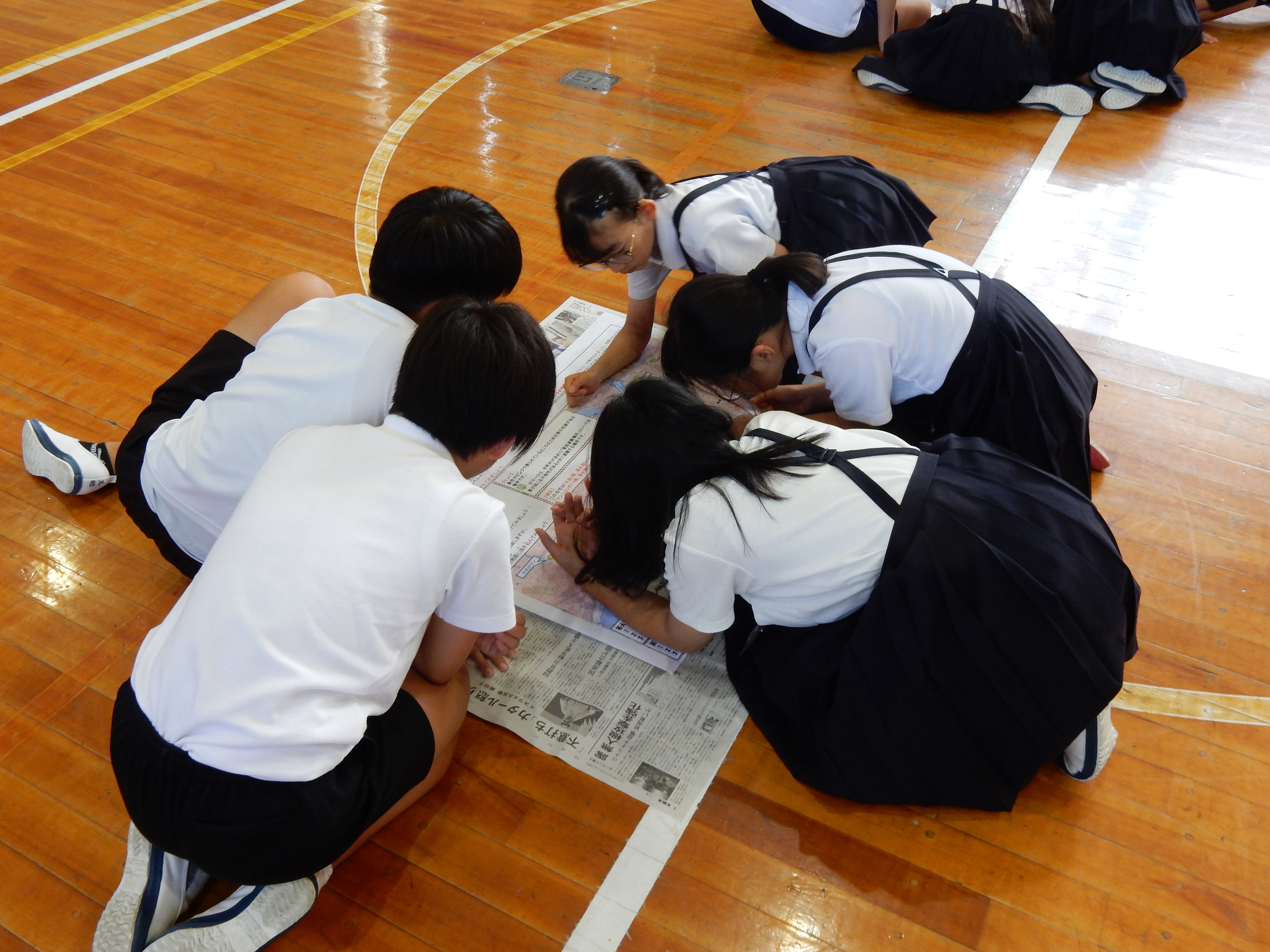 グループで話し合いながら、避難方法などを検討