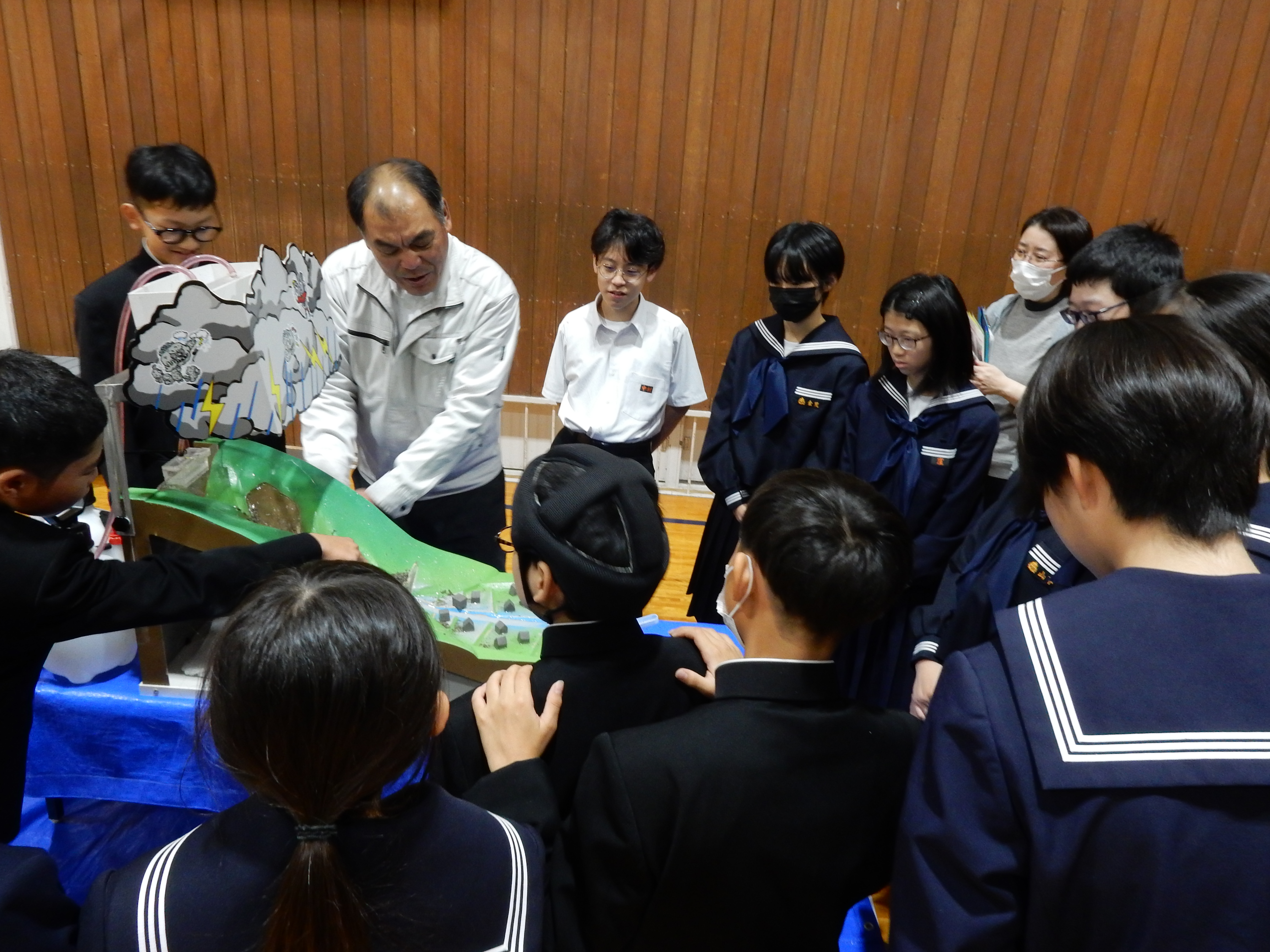 土石流実験装置で、土石流の発生メカニズムと砂防堰堤の役割を学習