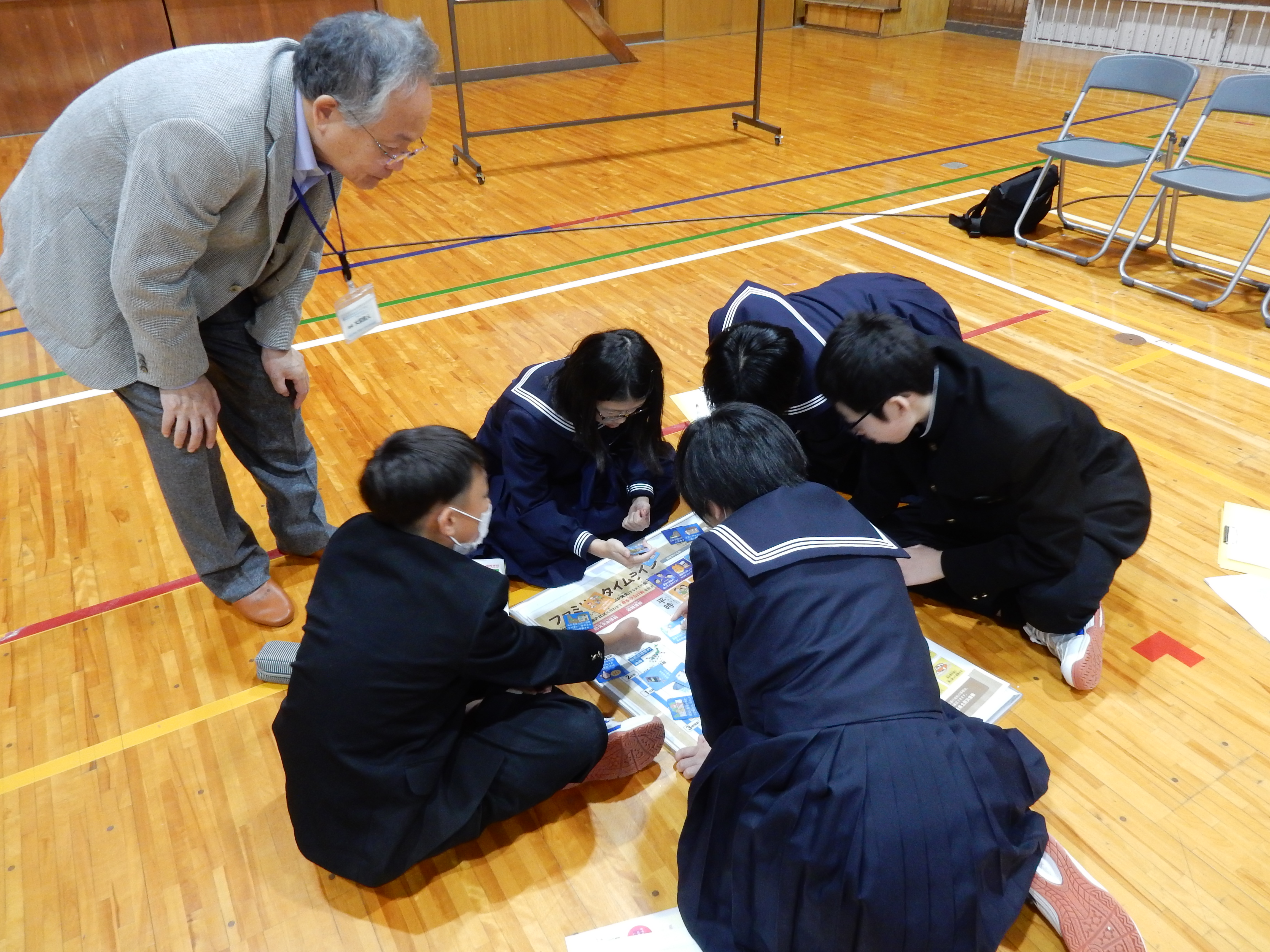 砂防ボランティアの助言を受けながら、グループで話し合い