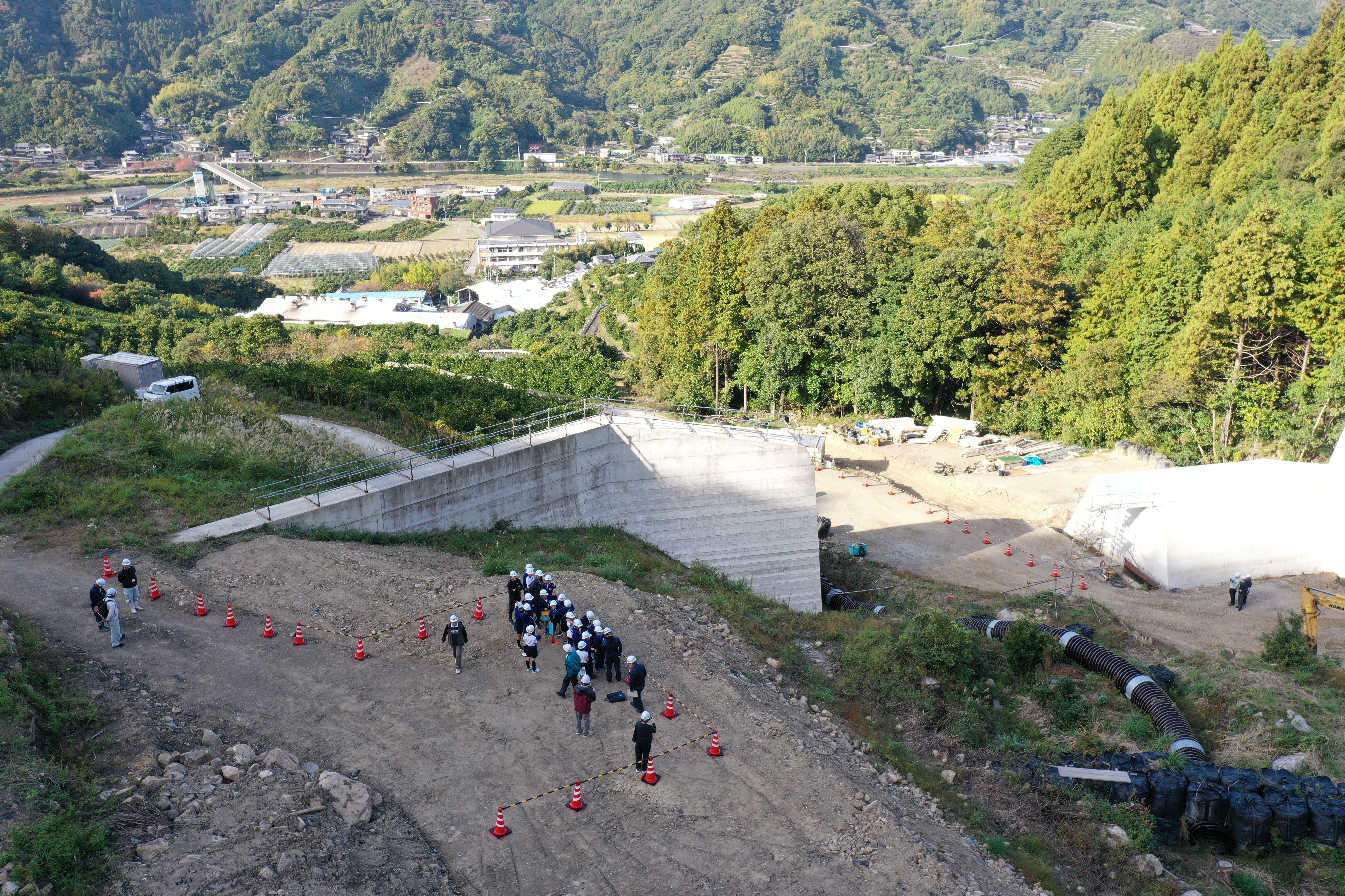 砂防ダムの上流から見学