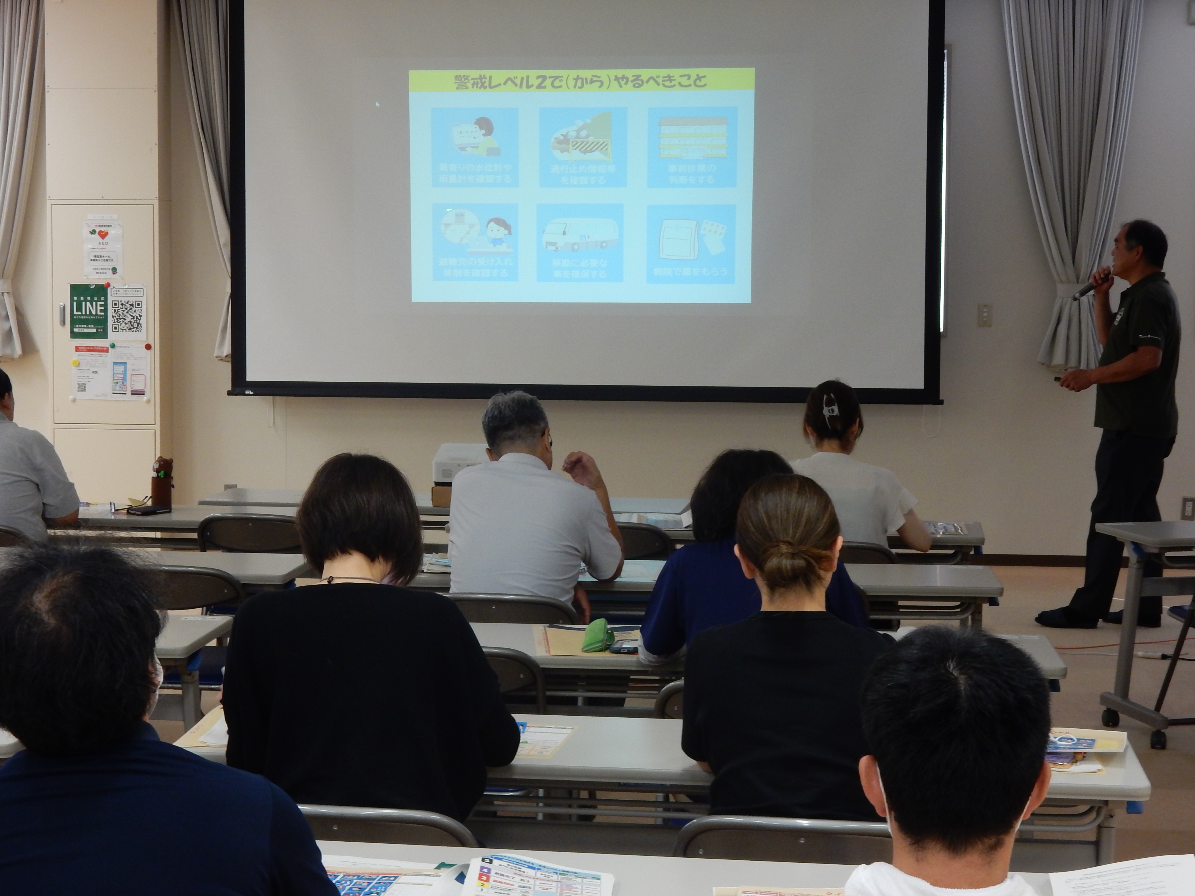 県の担当者のアドバイスを受けながら、作成したタイムラインについて検討をしています。