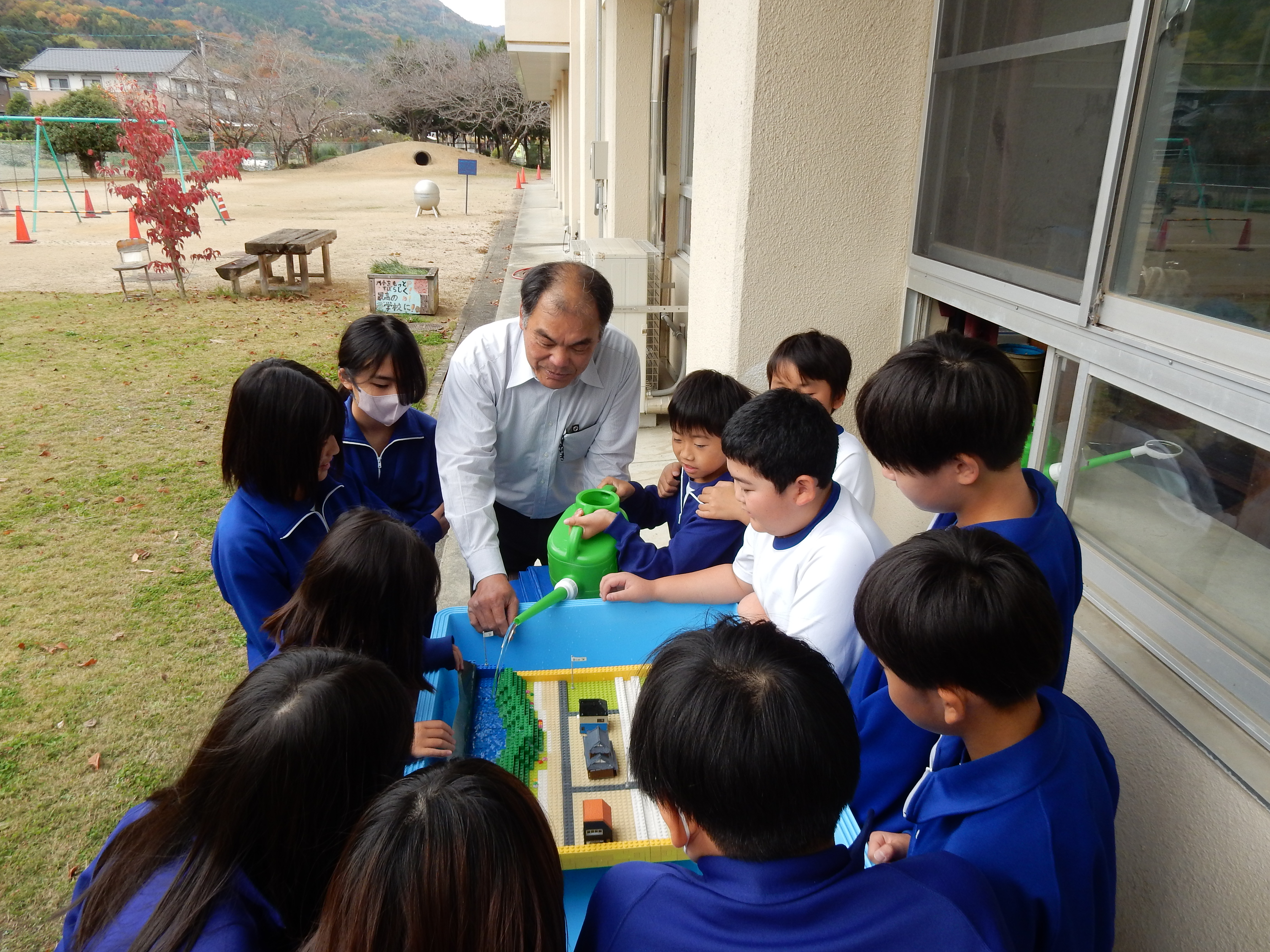 模型を使用して、外水氾濫や内水氾濫の様子を観察、避難の際の注意点を学習