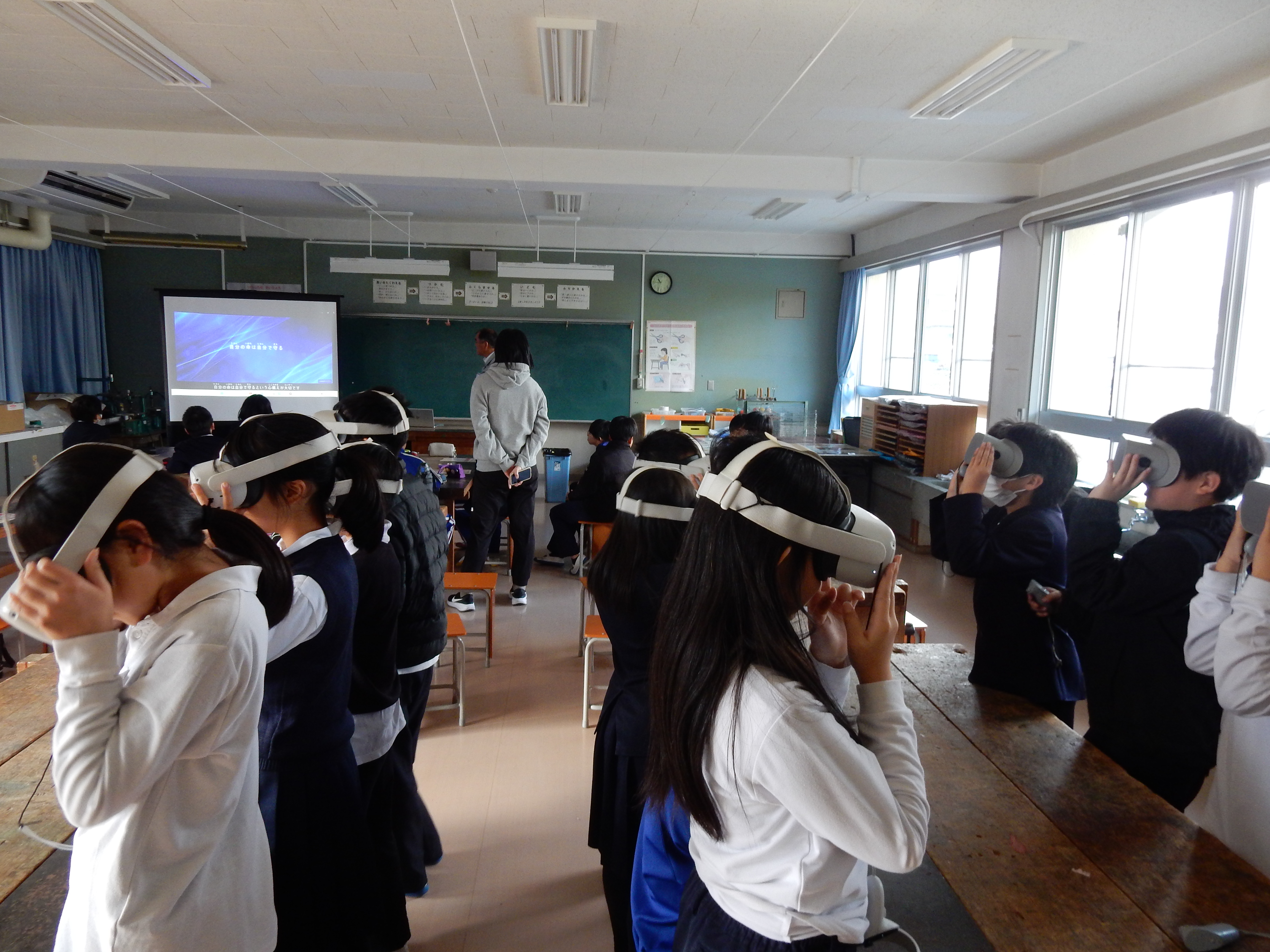 2班に分かれて、VR動画と土石流模型実験映像を視聴