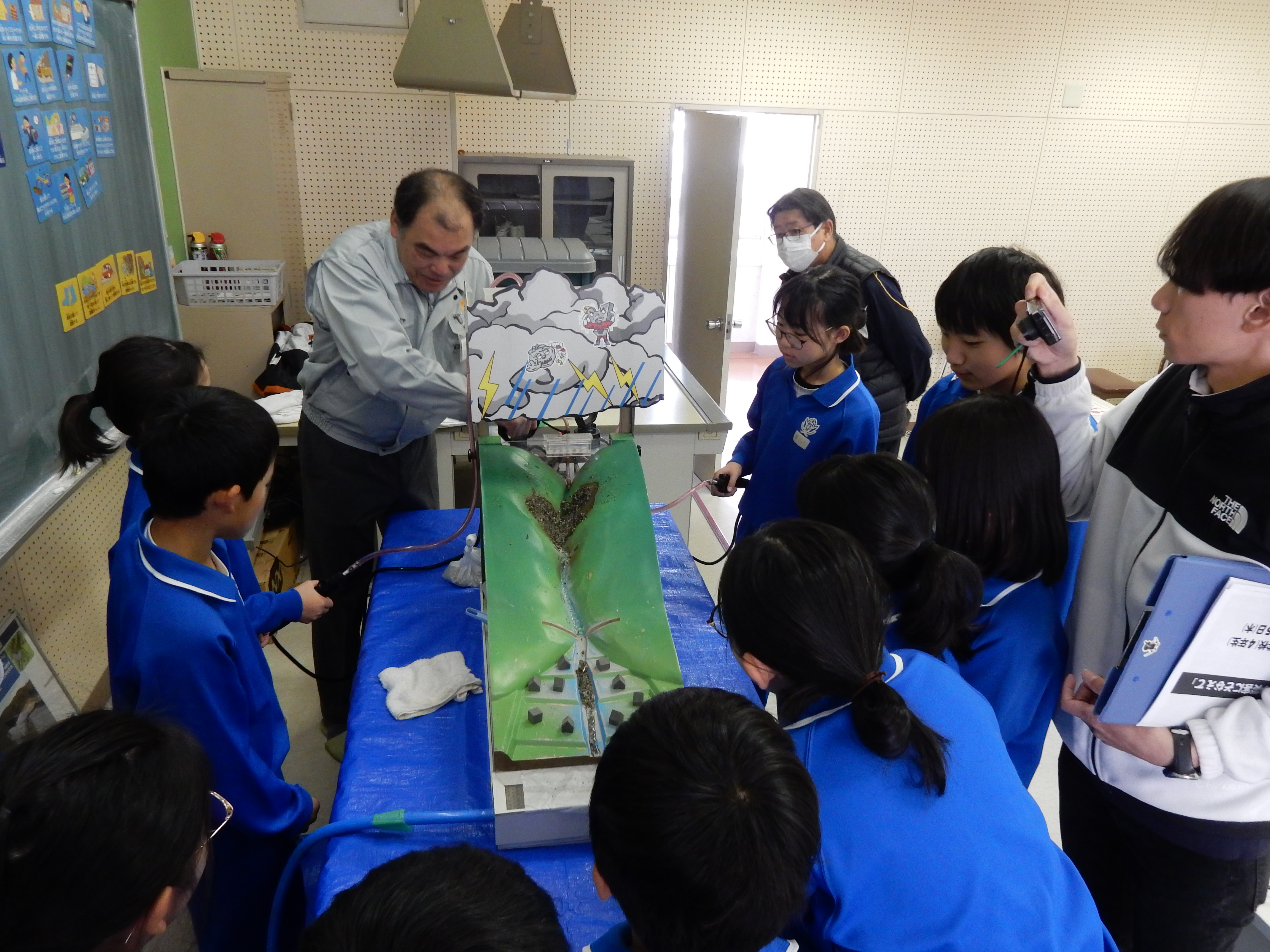 土石流模型実験装置の実演