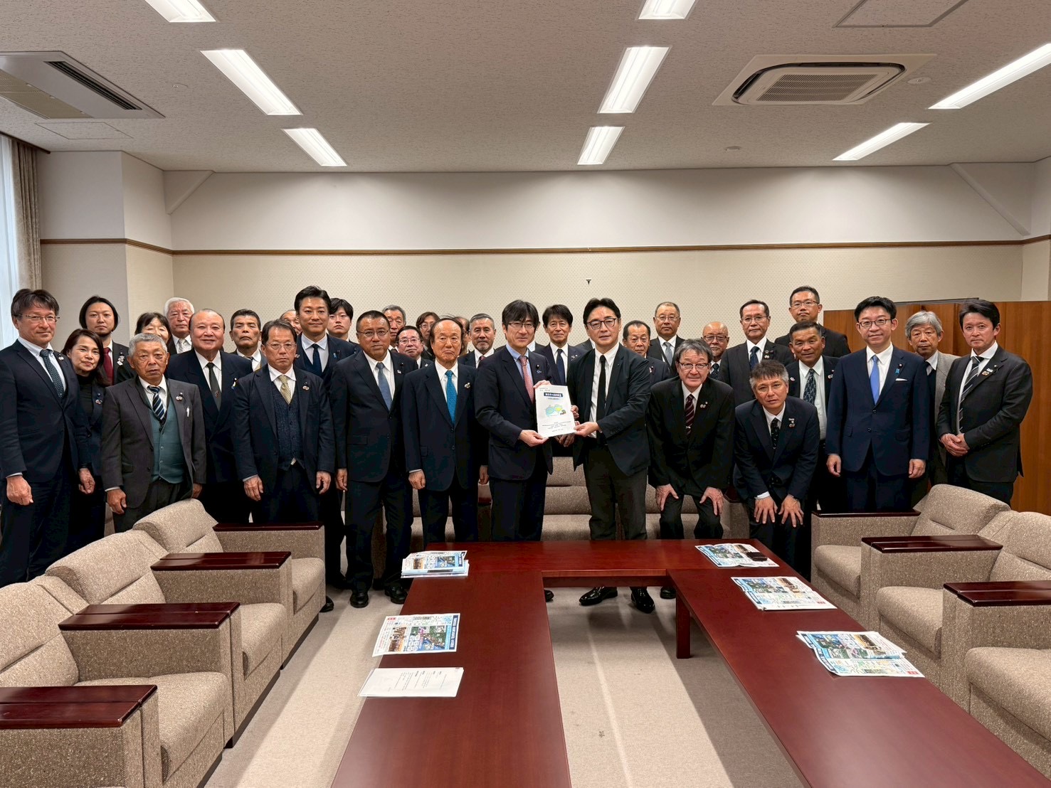 舞立財務副大臣への要望書手交写真