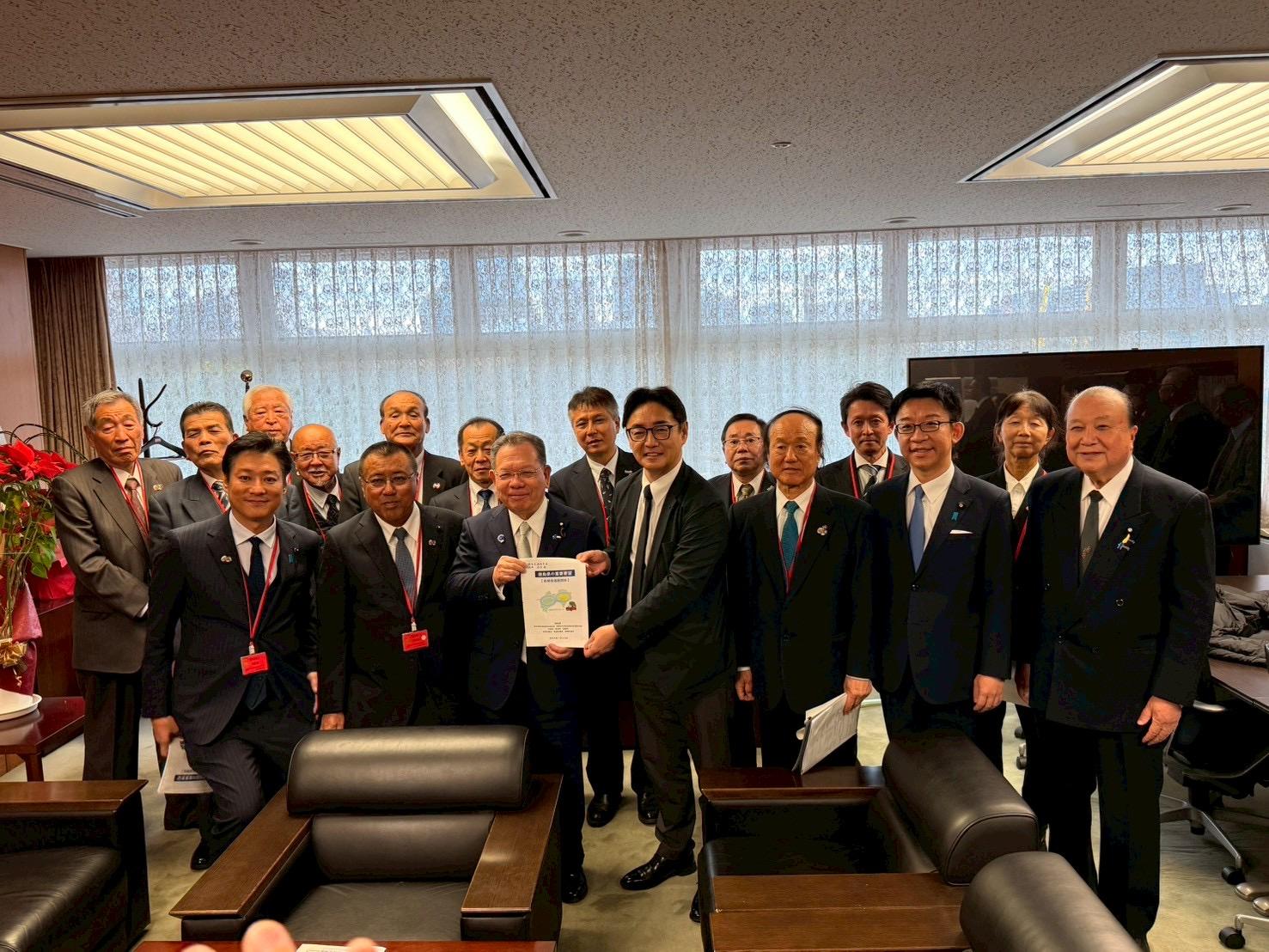 酒井国土交通副大臣への要望書手交写真