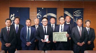 (一社)全国道路標識・標示業四国協会徳島県支部から徳島県交通遺児育成会への寄附金贈呈式の画像01