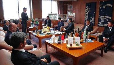 (一社)全国道路標識・標示業四国協会徳島県支部から徳島県交通遺児育成会への寄附金贈呈式の画像02