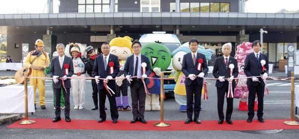 医療MaaS車輌 進発式 テープカット時の集合写真