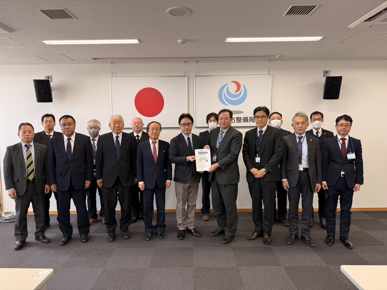 安永 徳島河川国道事務所長への要望書手交写真