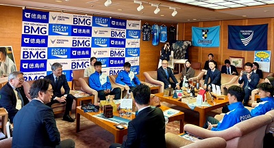 面会 坂東幹夫 大塚製薬(株)専務取締役、小山田幸平 大塚ニュートラシューティカル・ベトナム(株)代表取締役社長、樋口良尚 徳島ヴォルティス(株)事業本部営業推進部長 他の画像01