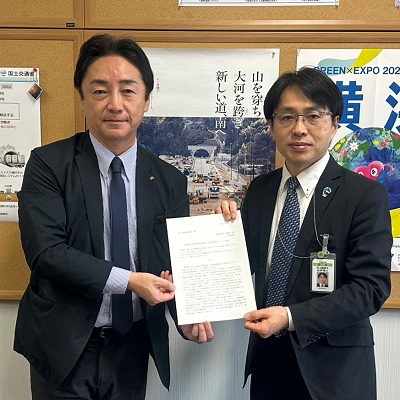 面会 沓掛敏夫 国土交通省道路局長 および 中山光輝 財務省主計局次長の画像01