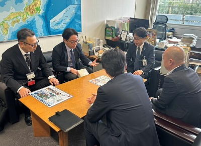 面会 沓掛敏夫 国土交通省道路局長 および 中山光輝 財務省主計局次長の画像02