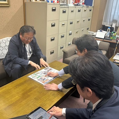面会 沓掛敏夫 国土交通省道路局長 および 中山光輝 財務省主計局次長の画像03