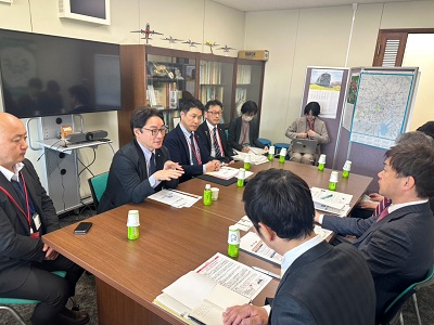 面会 田口芳郎 国土交通省航空局航空ネットワーク部長、石井靖男 同局安全部長の画像01