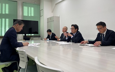 面会 伊藤晋哉 防衛省整備計画局長、廣瀨律子 同省人事教育局長、一松 旬 財務省主計局次長 および 田村憲久 衆議院議員 および 仁木博文 厚生労働副大臣へ ドクターヘリによる救急医療提供体制の確保に関する緊急要望の画像02