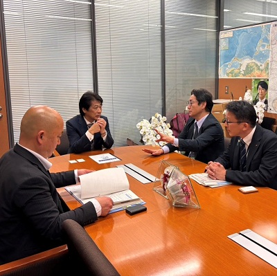 面会 伊藤晋哉 防衛省整備計画局長、廣瀨律子 同省人事教育局長、一松 旬 財務省主計局次長 および 田村憲久 衆議院議員 および 仁木博文 厚生労働副大臣へ ドクターヘリによる救急医療提供体制の確保に関する緊急要望の画像03