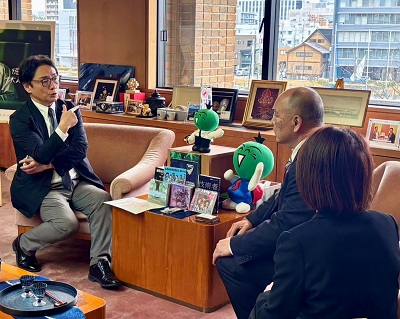 面会 植田宏和 徳島県レディースバドミントン連盟 会長、京野まゆみ 同副理事長の画像01