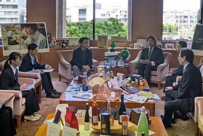 面会 西尾竜太 (株)ライズアップ代表取締役、平井悦子 はるひ建設(株)代表取締役、谷戸善彦 (一社)日本下水サーベイランス協会副会長の画像02