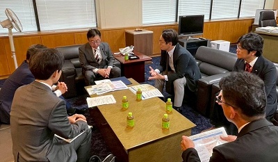上野 賢一郎 厚生労働大臣へ「ドクターヘリによる救急医療提供体制に関する緊急要請」の画像02