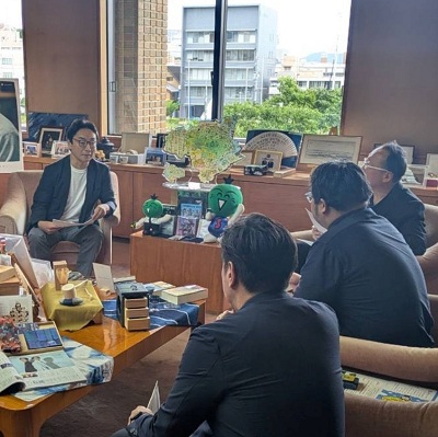 面会 小説家 伊勢谷 武 氏、(一財)阿波ヤマト財団 山本高弘 理事 他の画像01