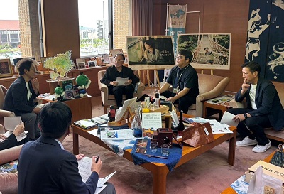 面会 小説家 伊勢谷 武 氏、(一財)阿波ヤマト財団 山本高弘 理事 他の画像02