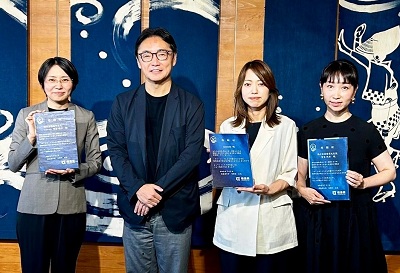 書籍(「たまさんちのホゴイヌ、ホゴネコ」シリーズ)寄贈に対する感謝状贈呈式の画像01