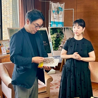 書籍(「たまさんちのホゴイヌ、ホゴネコ」シリーズ)寄贈に対する感謝状贈呈式の画像02