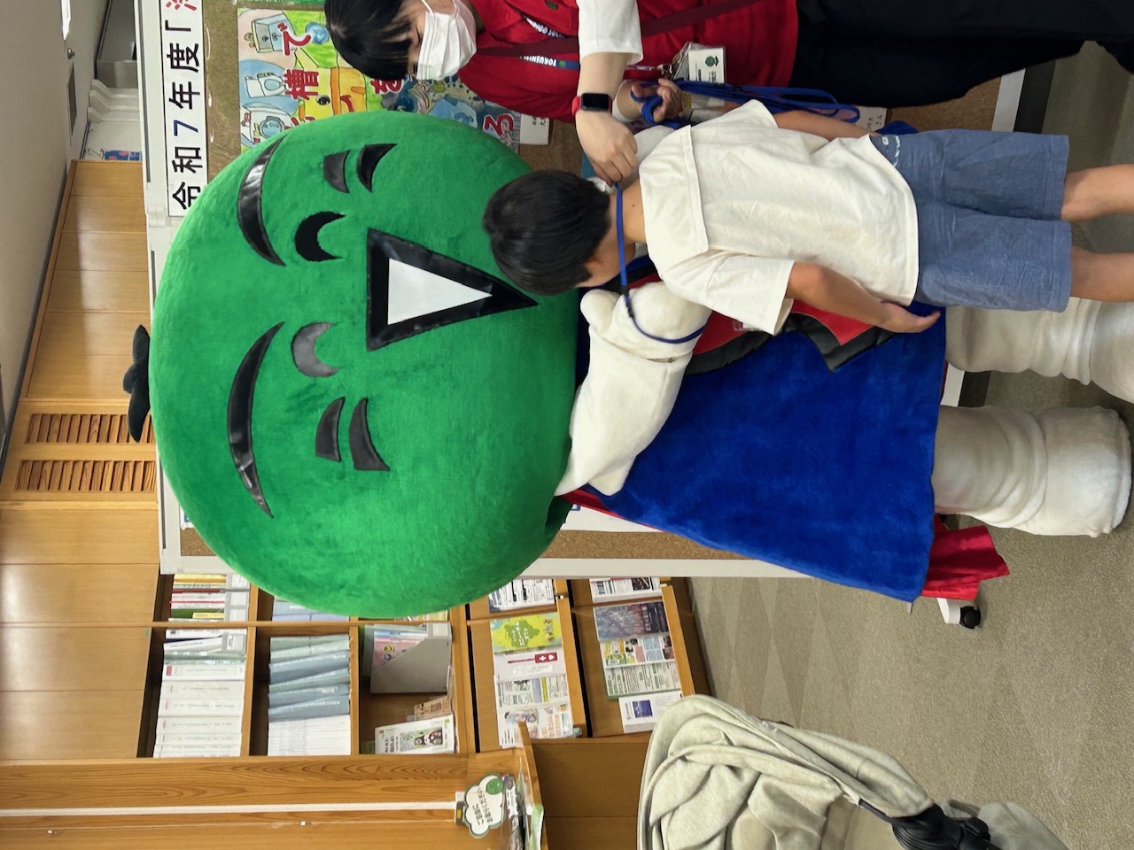 すだちくんから名札をかけてもらいました