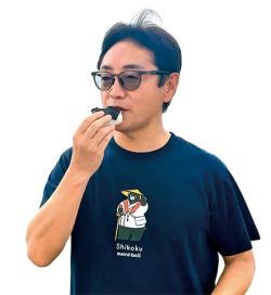 おにぎりを食べている後藤田知事