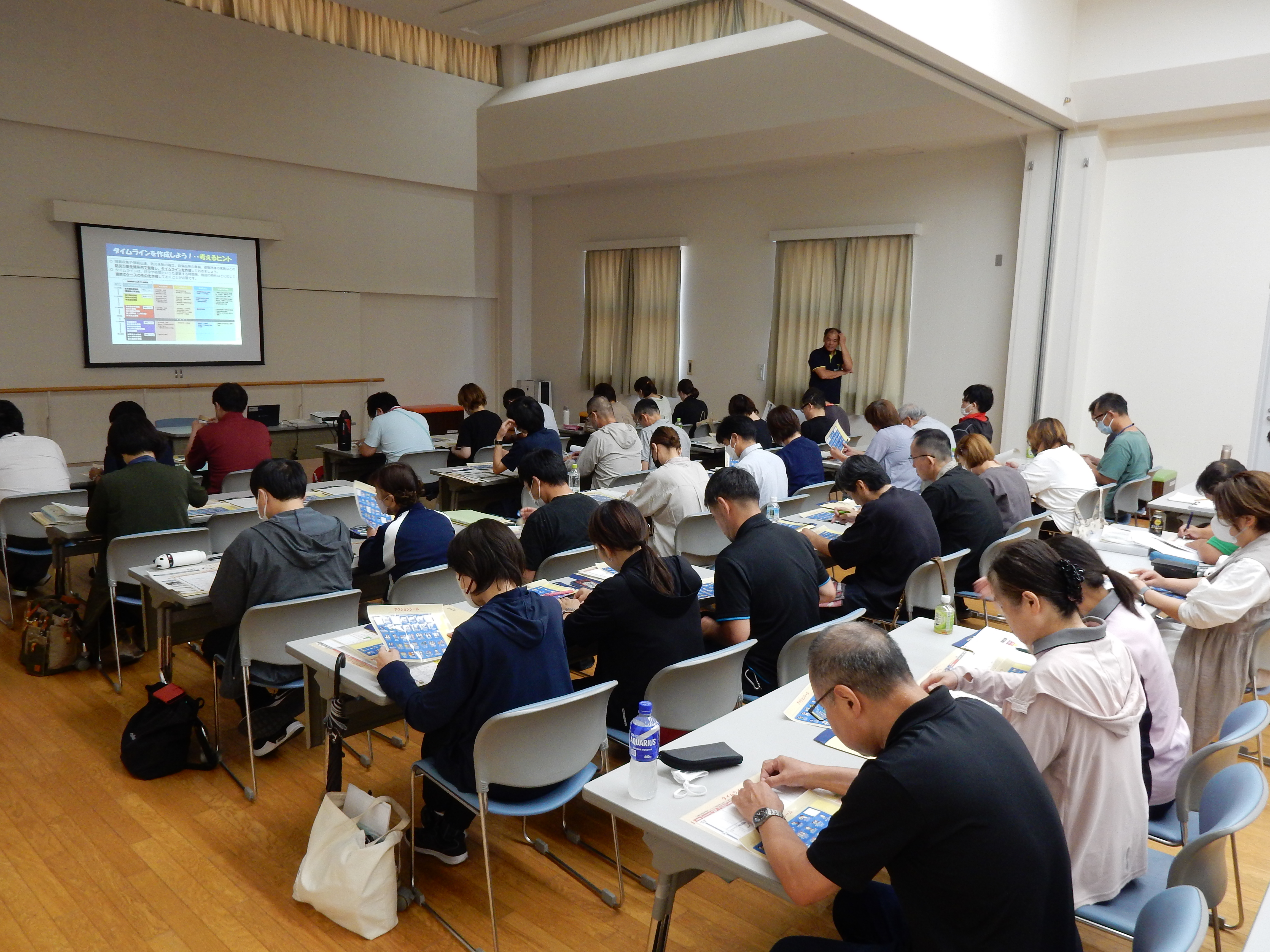 ワークショップにおいて、避難に係るタイムラインを作成しています。【各施設の防災担当者】