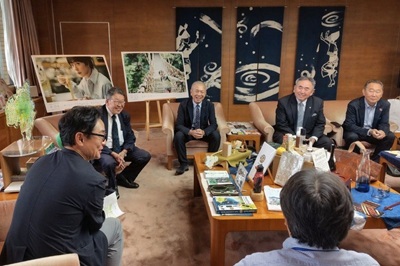 面会 秋田拓士 (株)近鉄百貨店取締役会長、梶間隆弘 同代表取締役社長執行役員 他の画像02