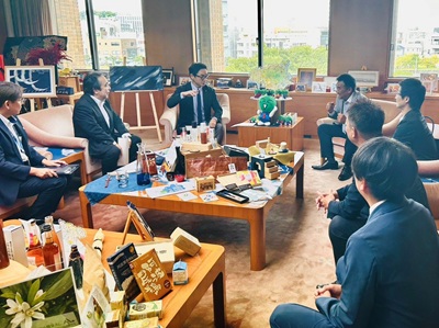 令和8年熊本地震に係る徳島県高校野球OB連盟からの義援金贈呈式の画像02
