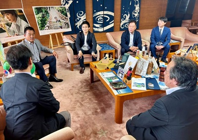 令和8年熊本地震に係る徳島県高校野球OB連盟からの義援金贈呈式の画像03
