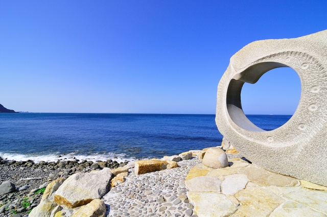 Photo of monument, “Nami no Uta”